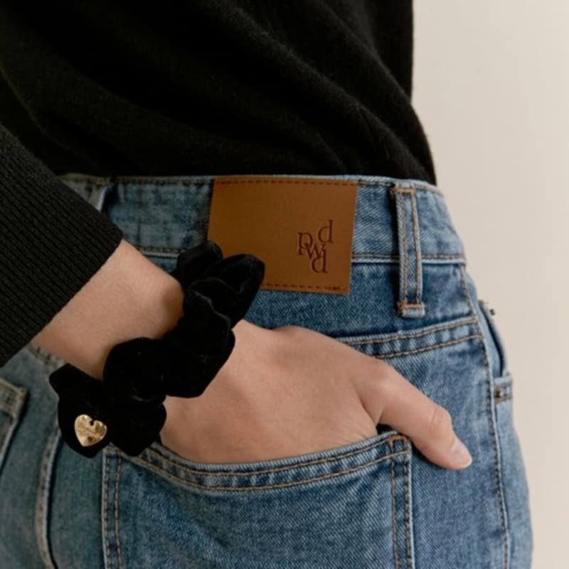 DEPOUND heart charm scrunchie - black velvet