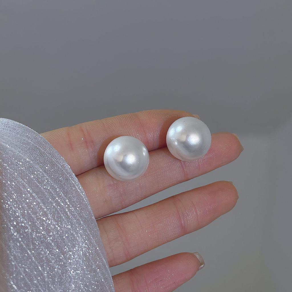 New Retro French Sweet Pearl Temperament Drop Earrings Fashion Black White Beads Senior Simplicity Women Hot Earrings Jewelry