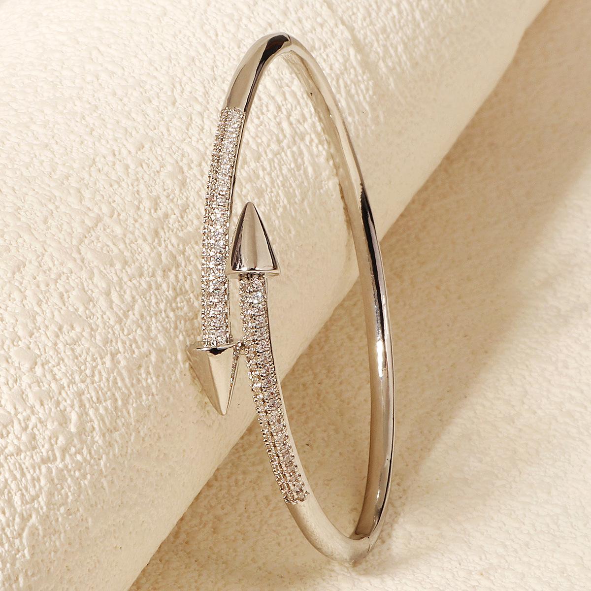 

Элегантный медный браслет-гвоздь с циркониевой пряжкой - Дизайн открытого браслета высокого класса