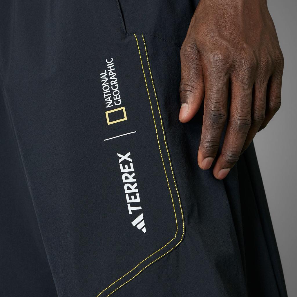 Adidas X تعاون ناشونال جيوغرافيك بنطال رياضي منسوج بتقنية A.R مريح ولطيف على البشرة بنطال كاجوال رجالي أسود KA3278