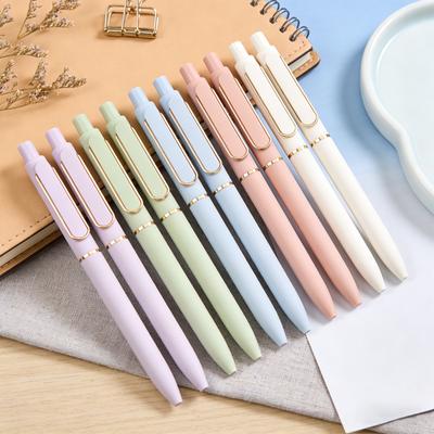 Schnelltrocknender Schwarzer Gelstift in einer bunten Macaron-Farbpalette. Es ist ein schnelltrocknender Schreibstift, geeignet für das reibungslose tägliche Schreiben. 2 ml