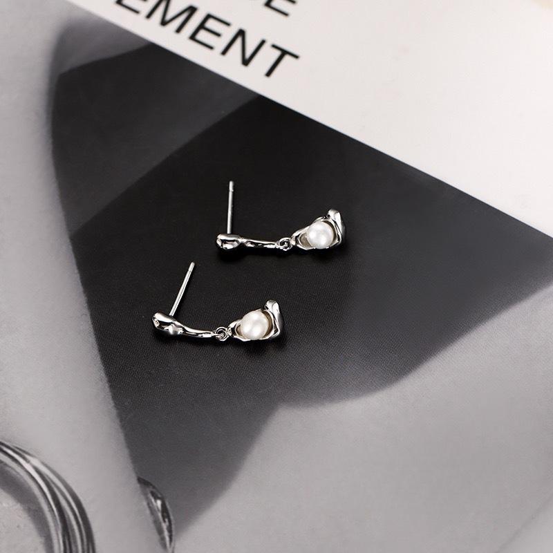 French Irregular Pearl Stud Earrings Femininity Light Luxury Water Drop Earrings Niche Design Versatile Ear Jewelry