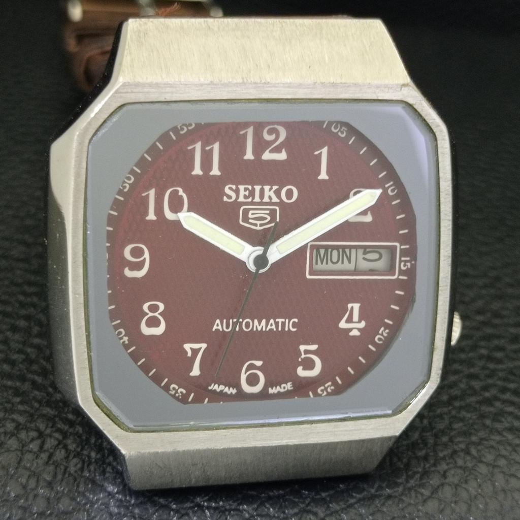 Seiko 5 AUTOMATIC JAPAN MENS 7009A VINTAGE MAROON COLOR DIAL WATCH A702327-5 R124-a702327