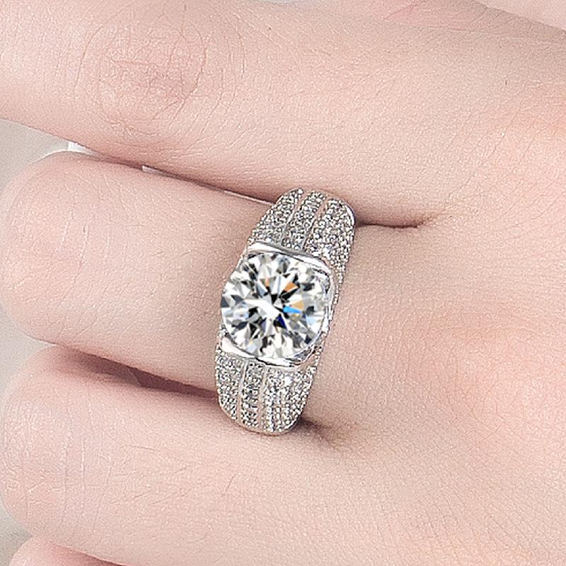 La version coréenne du groupe de mode est incrustée d'une bague en diamant à huit flèches de 5 carats à huit cœurs