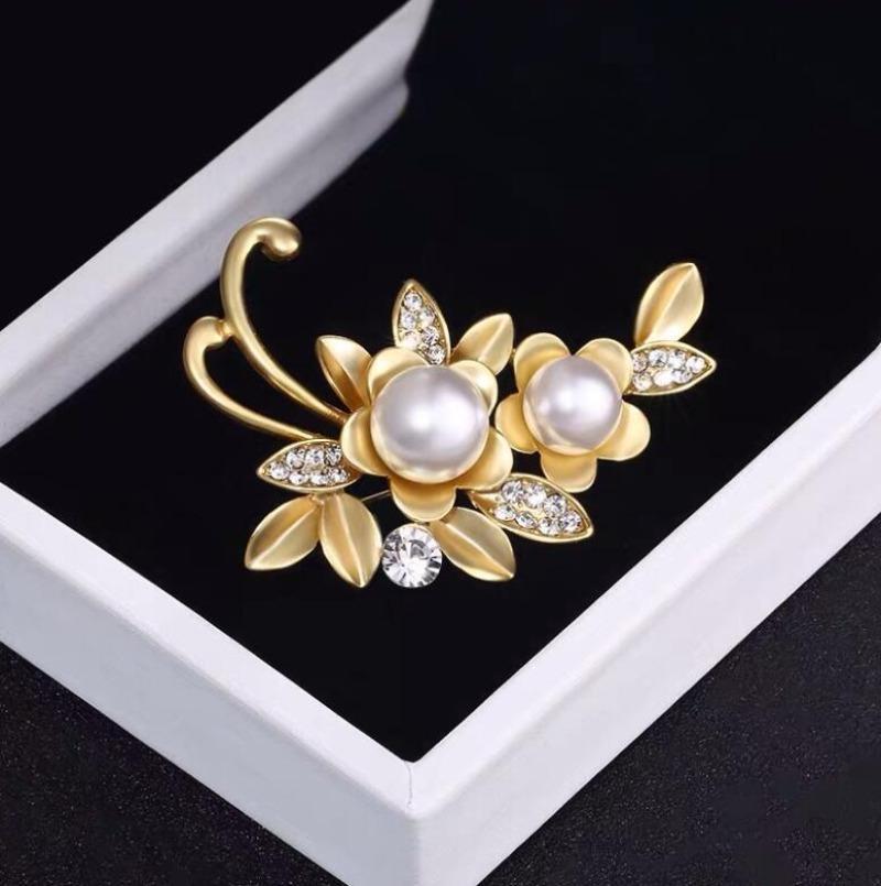 Fashion Pearl Flower Brooches for Women Rhinestone Leaves Metal Pins Clothing Daily Jewelry Accessories