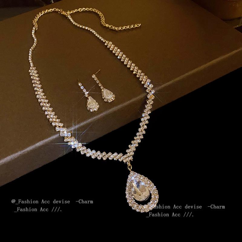 Rhinestone Teardrop Geometric Necklace - Elegant European and American Fashion Design for Women