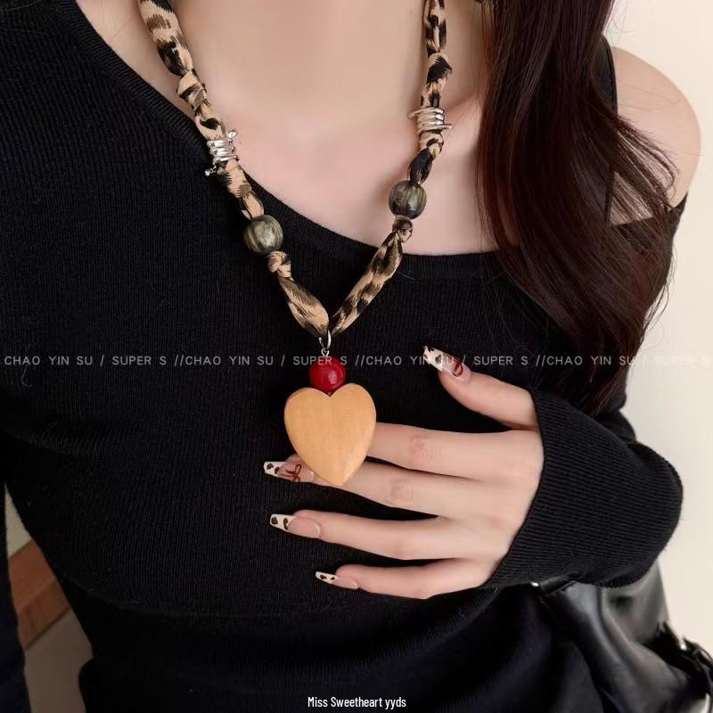 Meillard Damen Leopardenmuster Seidenschal Halskette mit Stoffblume und einzigartigem Kordelzug-Design