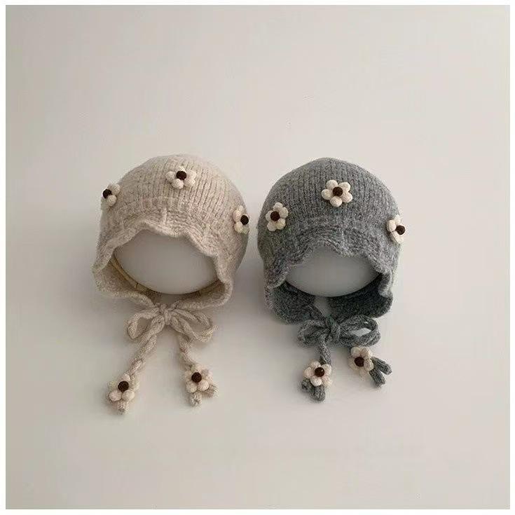 Dziecięca Ciepła Wiatroszczelna Wełniana Czapka z Ochroną Uszu na Jesień i Zimę - Koreański Styl z Kwiatowym Wzorem dla Niemowląt
