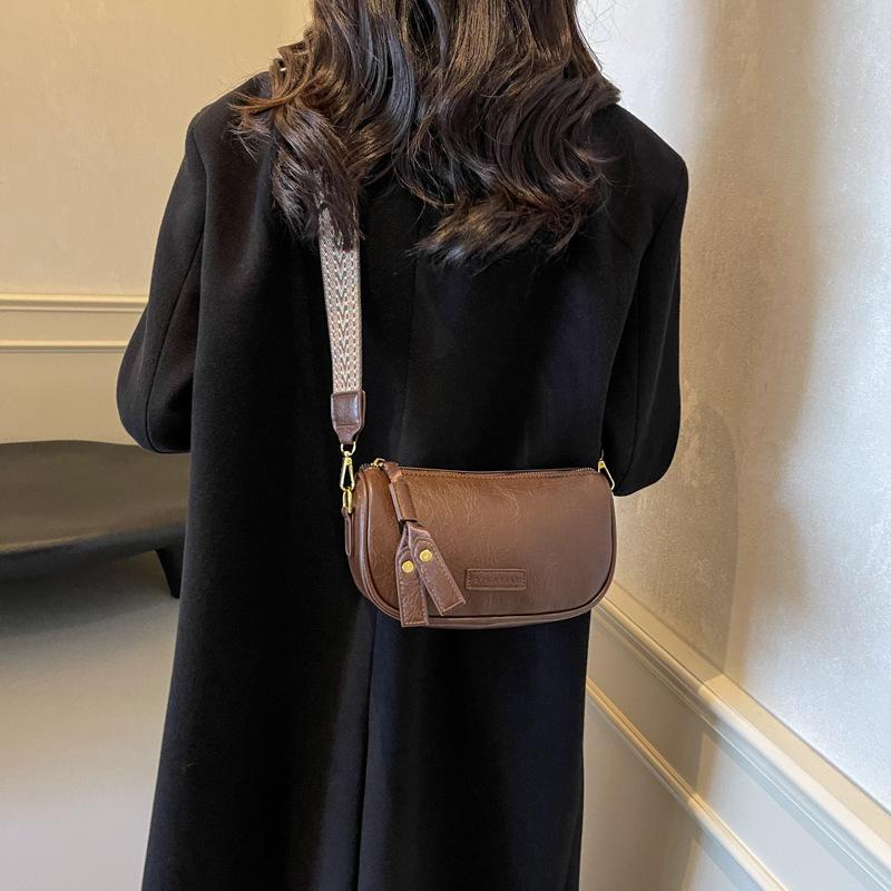 

2025 новая сумка женская широкополосная наплечная сумка повседневная сумка-мессенджер ретро сумка подмышку маленькая квадратная сумка 22*8*12 темно-коричневого