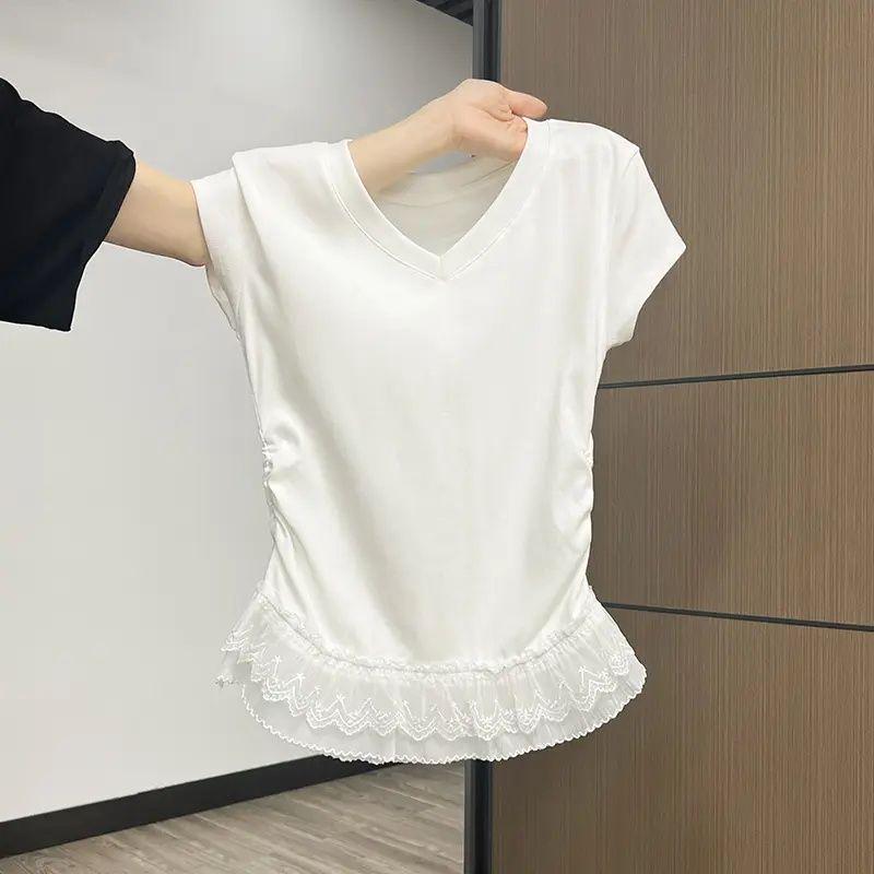 Damski letni T-shirt z dekoltem w serek, koronkowym wykończeniem, dopasowany, z falbaną na dole