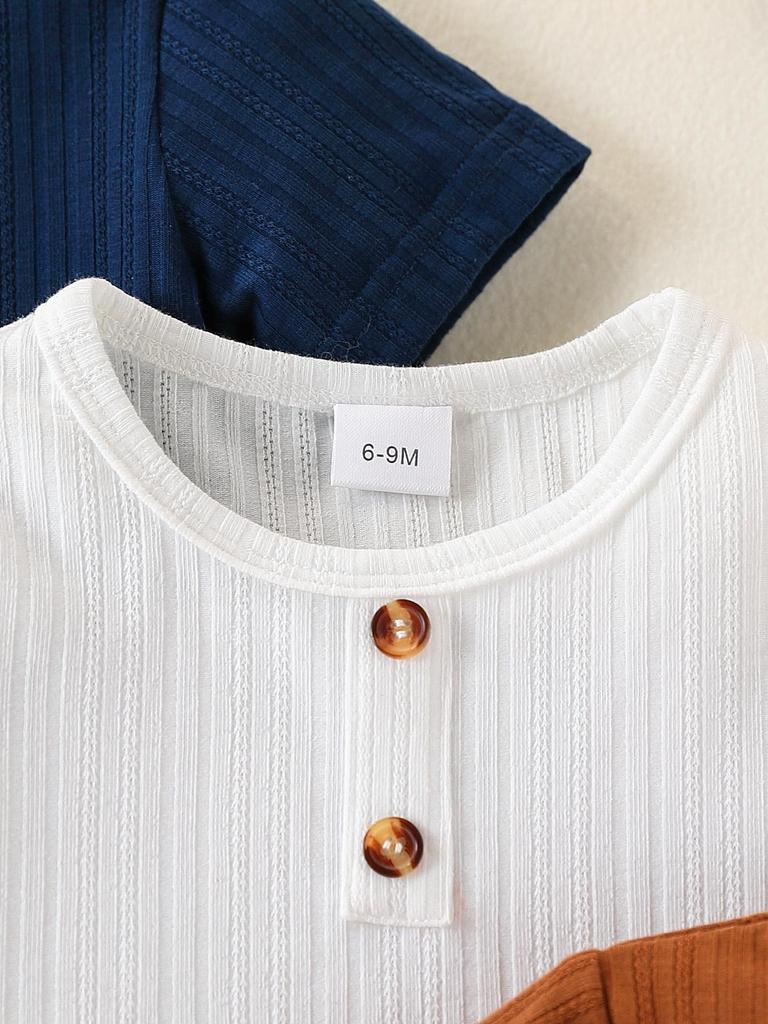 Three-piece set for baby boys, including three refreshing and breathable textured knitted round-neck top with button decoration