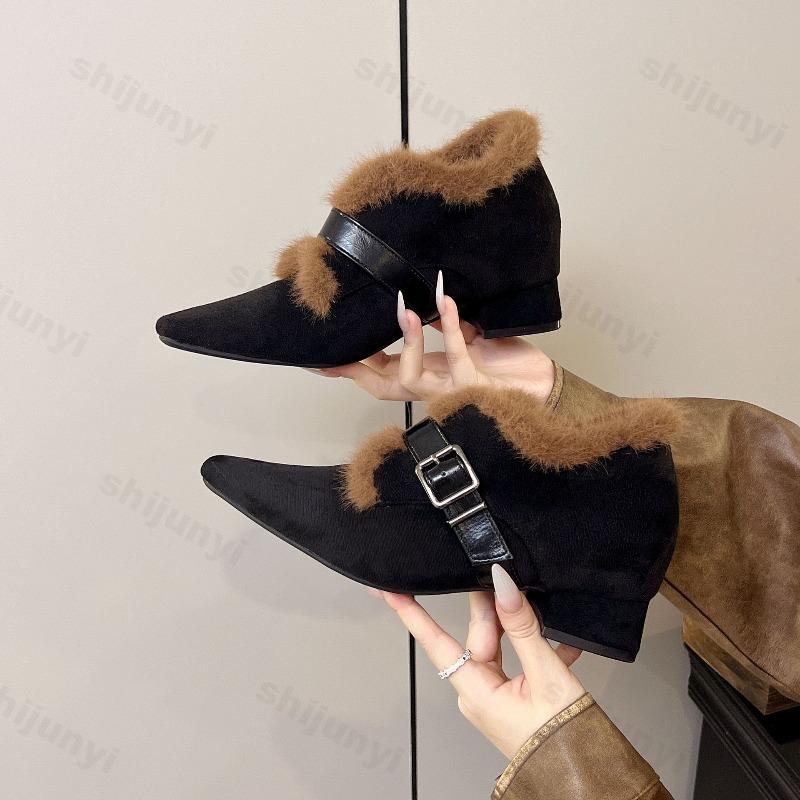Chaussures pour femmes grande taille à talon moyen Hiver Nouvelle boucle de ceinture Chaussures confortables en coton Extérieur Antidérapant Chaussures chaudes à bout pointu en peluche