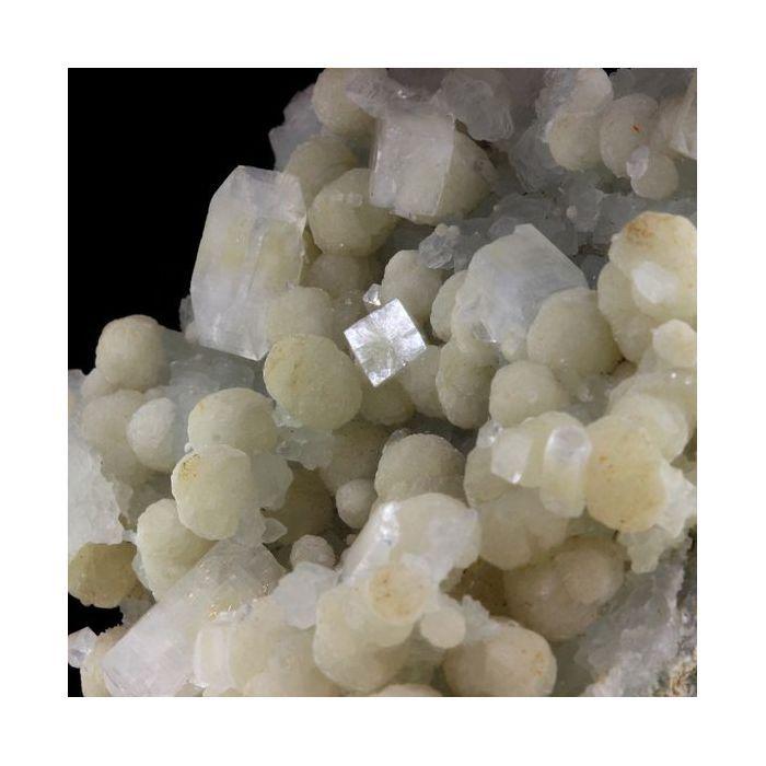 Pierres et Minéraux. Okenite + Prehnite. 562.5 ct. Pune, Maharashtra, Inde.