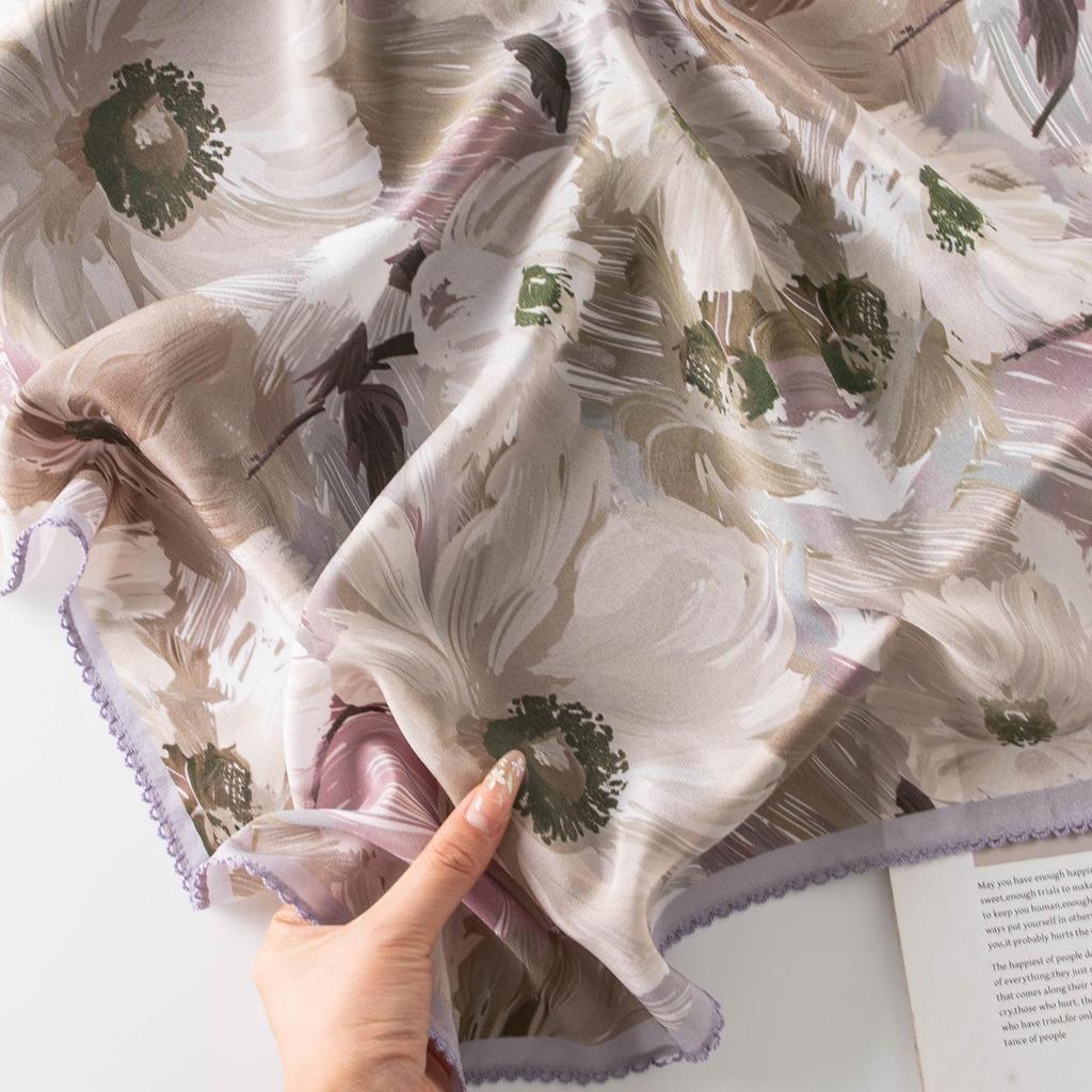 Elegancki szal jedwabny w kwiatowy wzór z zakrzywionymi brzegami i szal chroniący przed słońcem