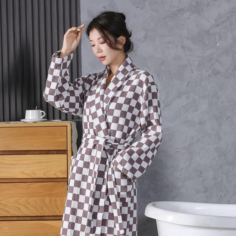 Doppellagiger Unisex-Bademantel mit Waffelmuster – dickes, saugfähiges Schachbrettdesign für Herbst und Winter.