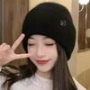 Damen Winter Warme Beanie mit Metalllogo in einfacher Farbe