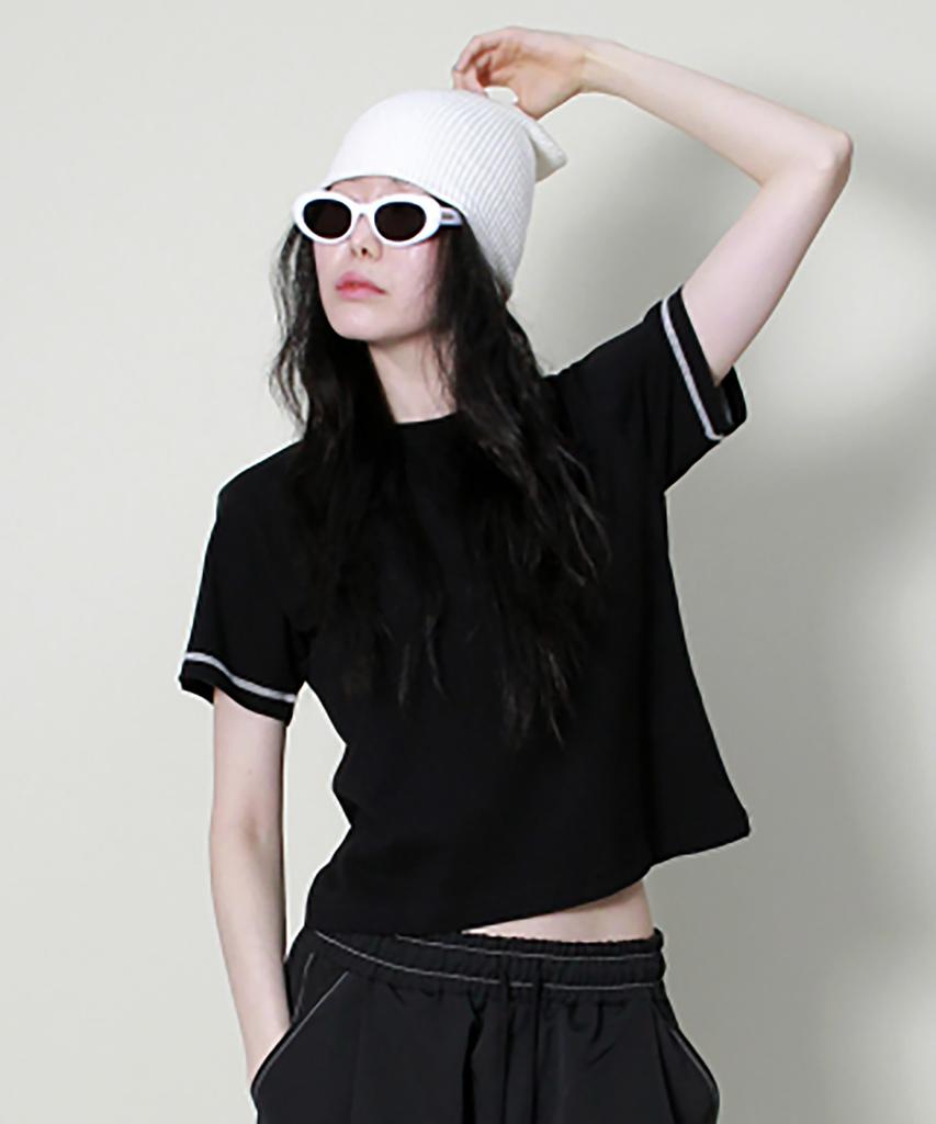 Deumakeu Stitch Contrast Semi-Crop Short Sleeve T-Shirt Black