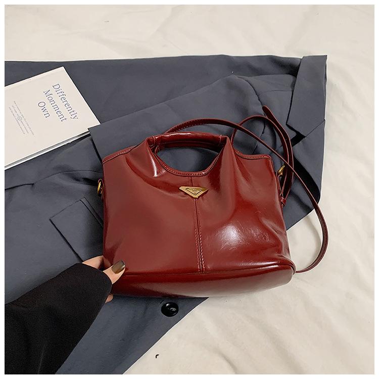 

Hot-selling quality high-value retro business style Maillard portable bucket bag commuter versatile messenger mother bag women