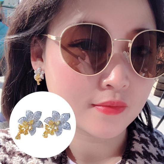 

1 пара серег-гвоздиков со стразами и цветами, блестящие элегантные гипоаллергенные роскошные серьги с цветочным узором для девочек