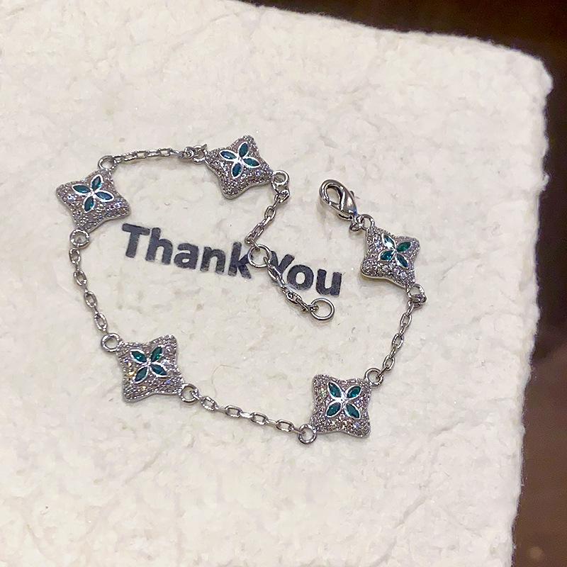 Браслет Ромб Цветок с цирконами: Элегантный Роскошный Дизайн с Модными, Изысканными Деталями.