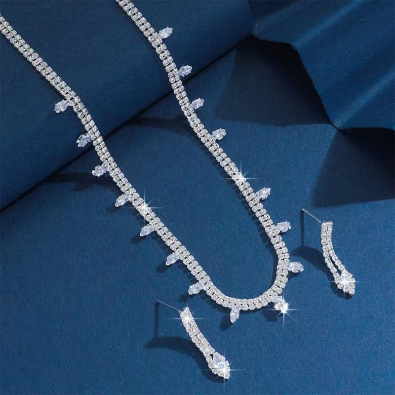 Elegantes Brautschmuckset Elegantes Brautschmuckset mit Strasskette und Ohrringen für die Ehe