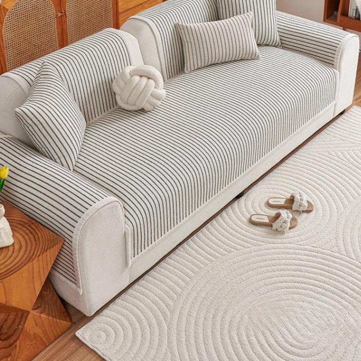 Das neue Sofakissen ist ein einfaches, modernes Vierjahreszeiten-Universalsofa, eine gerade Reihe, ein hochwertiges Sitzkissen, ein rutschfester Bezugsstoff, ein Handtuch