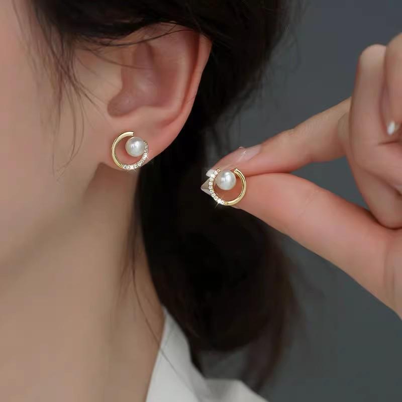 New Trendy Liu Yifei Same Pearl Stud Earrings Women's Simple Exquisite Small Geometric Circle Earrings High-end Earrings