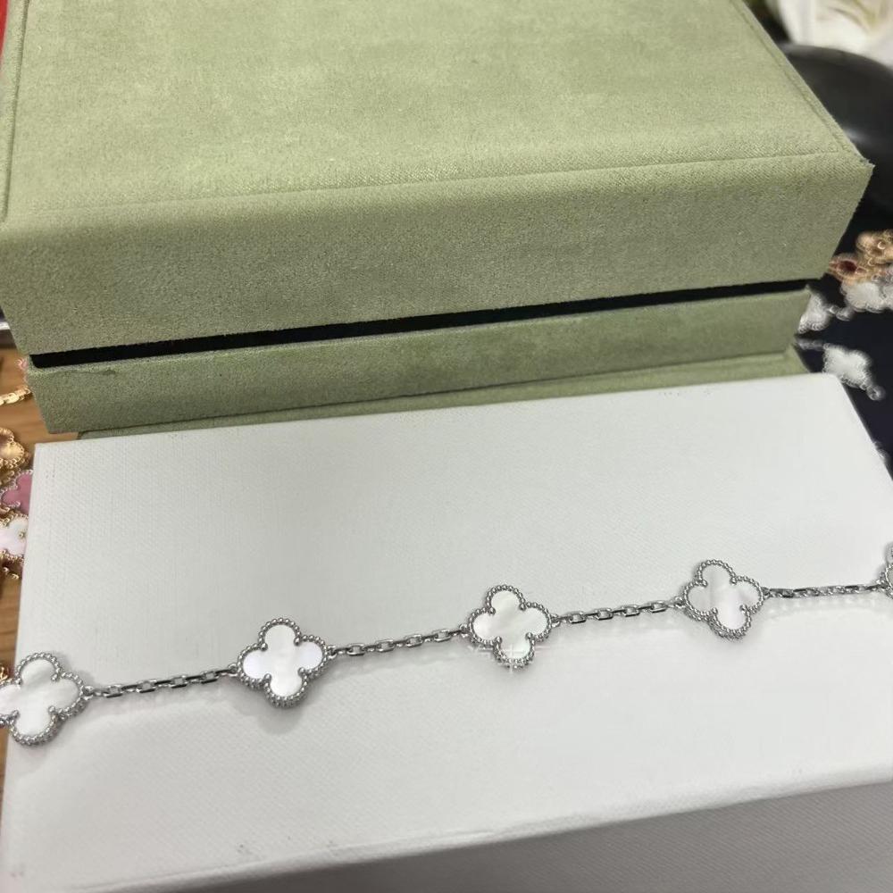 Vierblättriges Klee- und Fünfblüten-Armband mit rotem Achaten - Ein Geschenk für deine Freundin