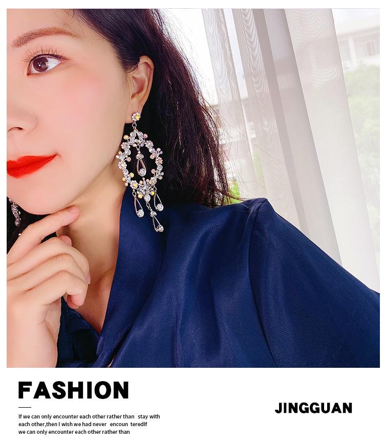 Utsökta ihåliga örhängen med blomdesign: Stilfulla bröllopsaccessoarer för kvinnor