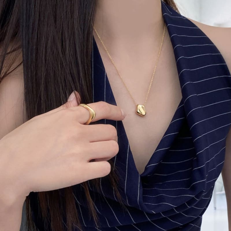 pinekim Angled clover Necklace