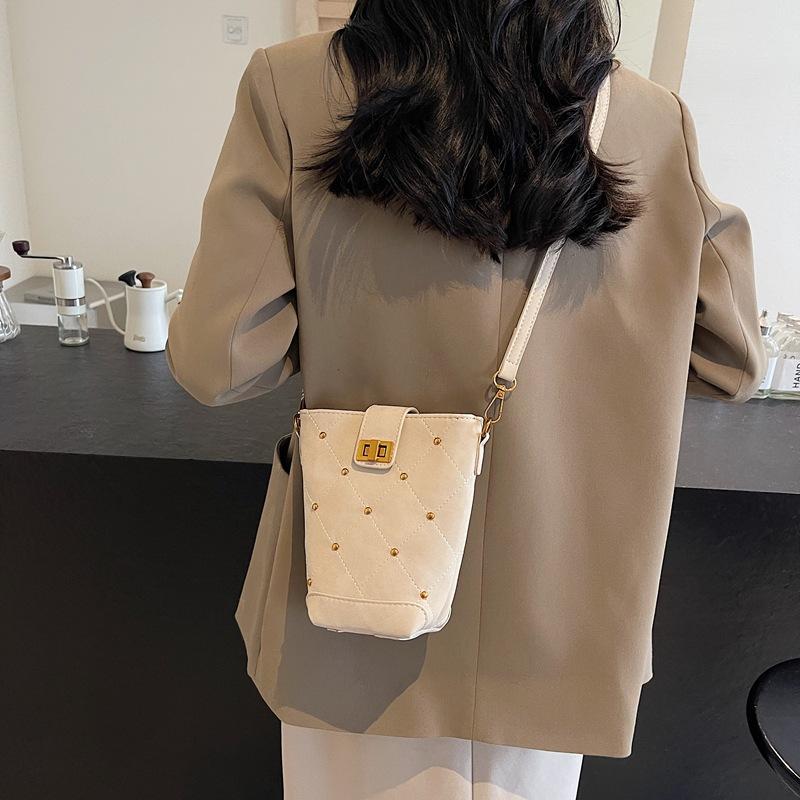 This year, rivet bags, plaid hand-held bucket bags, shoulder bags, messenger bags, lock chains, and small fragrant small bags are popular.