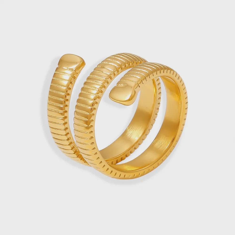 Europäisch-amerikanischer Titanstahlring mit geometrischem Faden, 18 Karat vergoldet, nicht verstellbar.