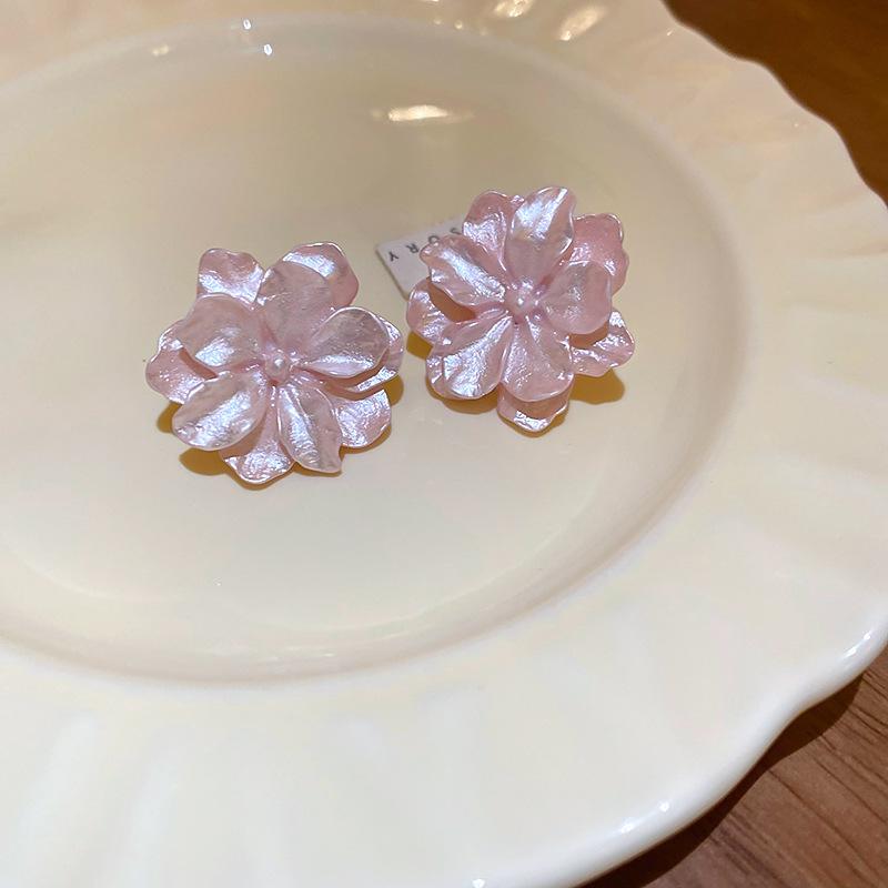 White Acrylic Flocking Three-dimensional Flowers Stud Earrings for Women Sweet Floral Girl Earring Versatile Fashion Ear Jewelry