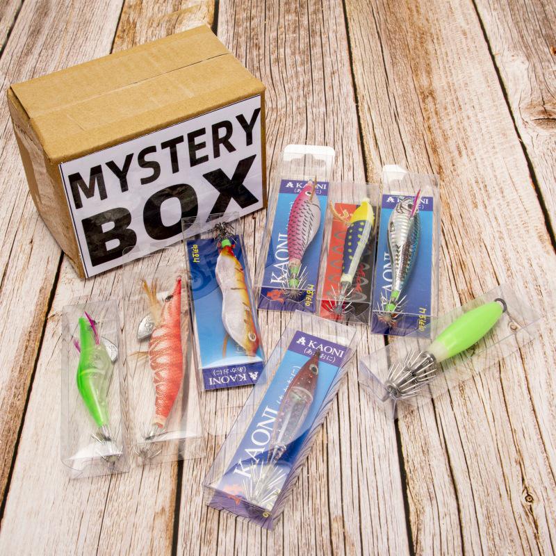 Sortierte Angelköderbox: Holz und Weichköder, Popper, Minnows, Hardbaits in verschiedenen Größen