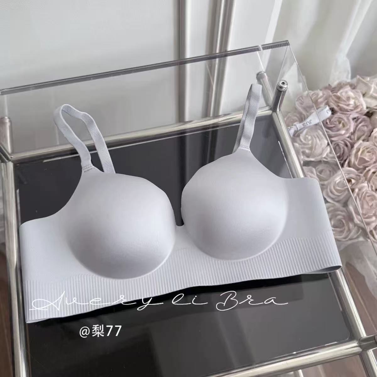 

Polka dot comic chest cm thickened smooth and seamless female showing big gathering and closing breast bra cover 38/85AB