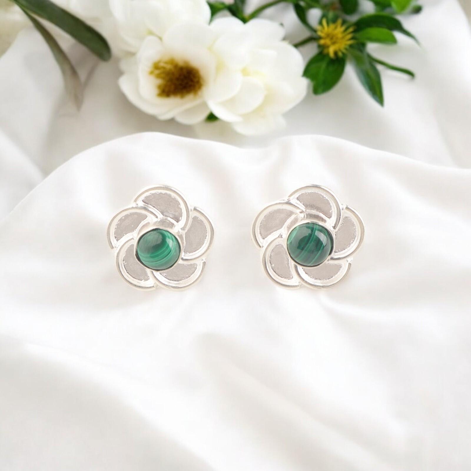 

Натуральный малахитовый драгоценный камень Ювелирные изделия из стерлингового серебра 925 пробы Ручной работы Маленькие пусеты 0,5 EE-157-23