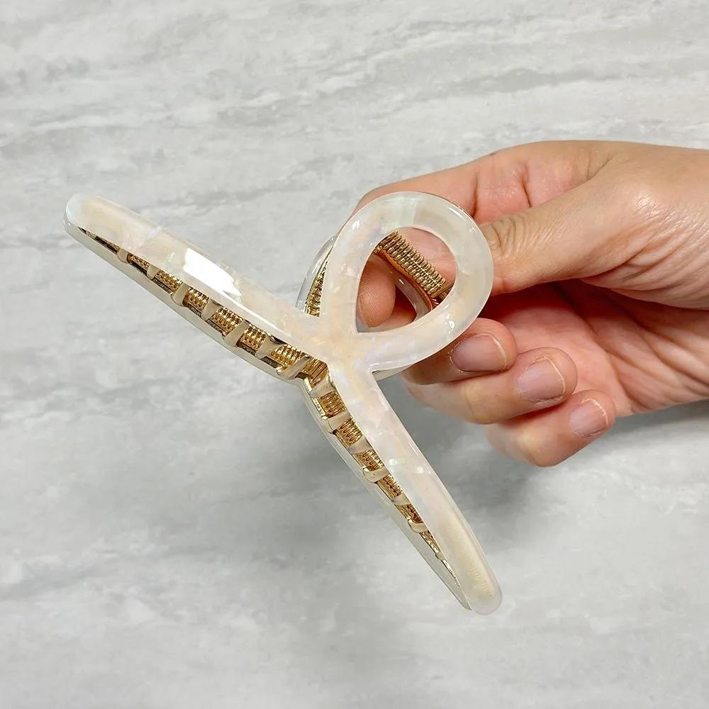 Updo long hair clip mother-of-pearl oversized half-up hairstyle