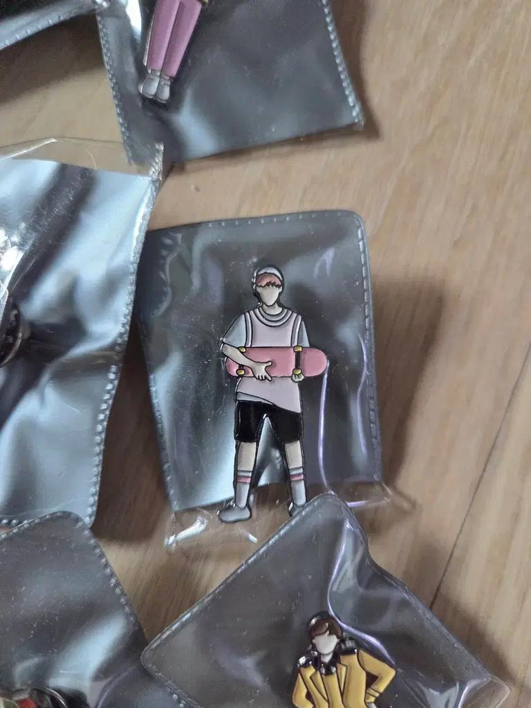 Warner One Produce Park Jihoon Badges (24 Pieces)
