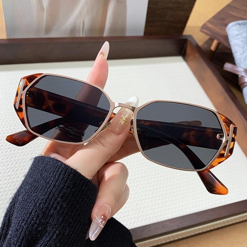 New Women Sunglasses Vintage Square UV400 Protection Female Rectangle Glasses Fashion Eyewear Trendy Accessories