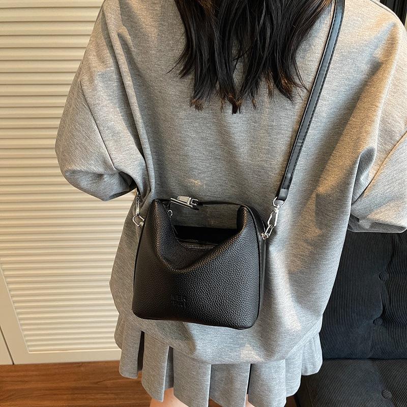 Simple lychee pattern portable crescent bag women's summer new simple casual shoulder bag crossbody bucket bag