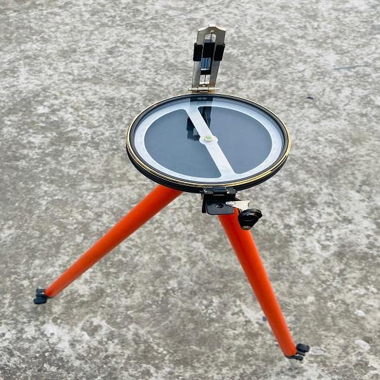 Starožitný Vintage hranolový kompas z hliníku, mosazné tělo s nastavitelnou výškou stativu Jedinečné fungování