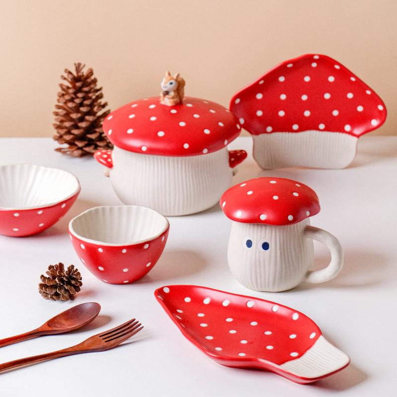 Affascinante Set di Stoviglie in Ceramica a Forma di Fungo Rosso: Tazza, Piatto da dessert, Ciotola da riso, Ciotola per noodles, Insalatiera e Cucchiaio