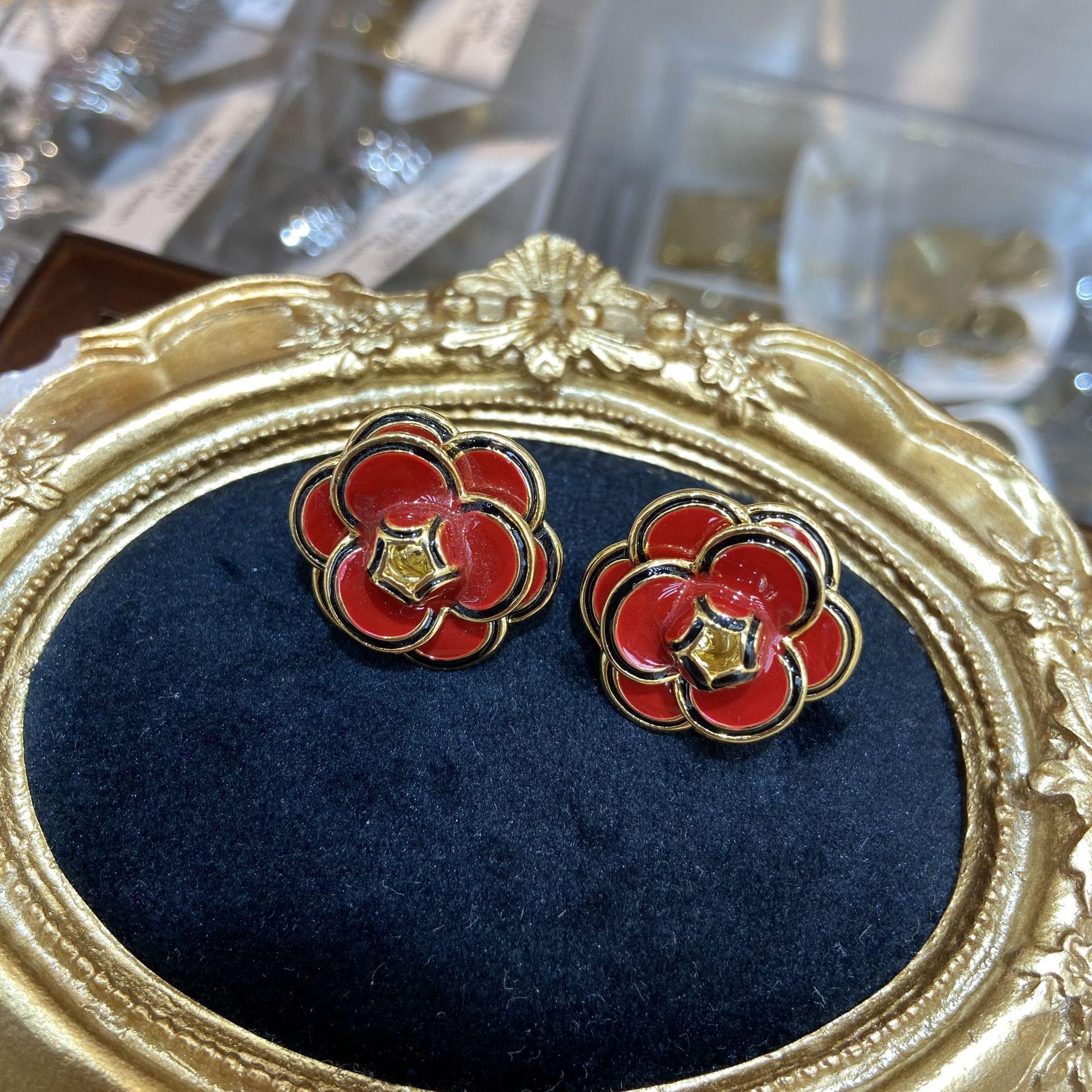 Xiaoxiangfeng Dripping Oil White Camellia Stud Earrings Temperament Retro Court Style Earrings Women S French Elegant Earrings