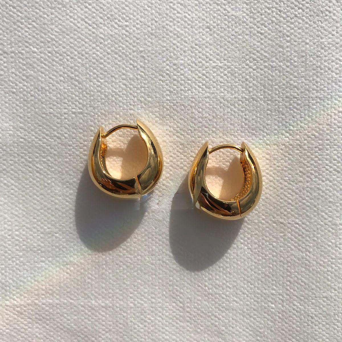 

Изысканные серьги с цирконием HAlu*: Минималистский дизайн круга во французском стиле