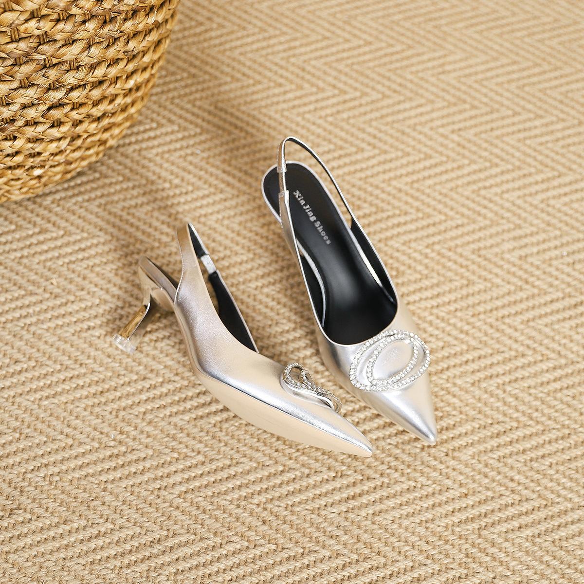 

699-106 темпераментные туфли-лодочки с острым носком и стразами, весна 2025, новые, с мелким вырезом, ремешком сзади, на шпильке, на высоком каблуке, женская обувь 40 серебряный