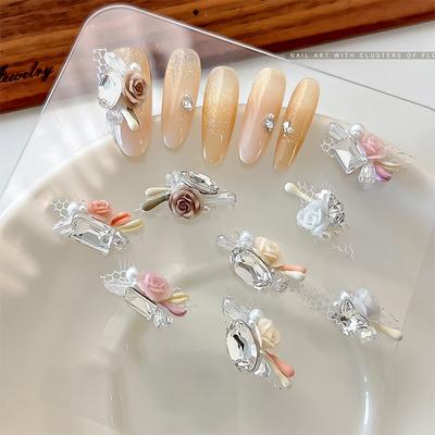 Nail art – Strass e decorazioni per unghie