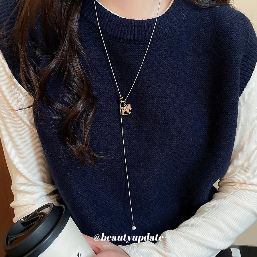 Zircon Tiger Eye Pearl Wood Horse Pendant Sweater Chain - High-End Autumn/Winter Women's Necklace