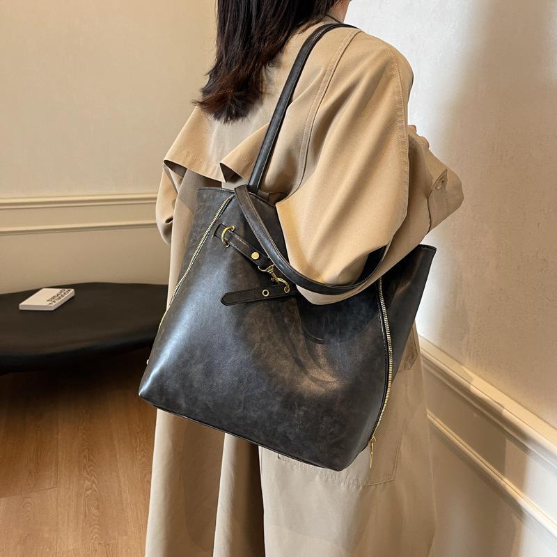 

Ретро сумка женская большой вместимости 2025 новая универсальная одноплечевая сумка-мессенджер для поездок на работу, многофункциональный рюкзак чёрный