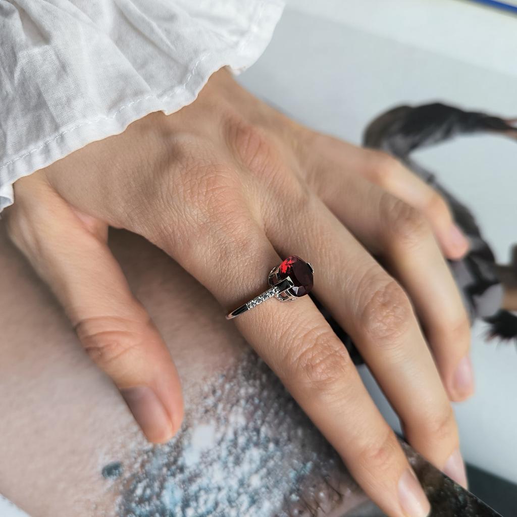 Серебряное кольцо с искусственным гранатом nano, фианитами, вес изделия 2,53 гр (60002414)