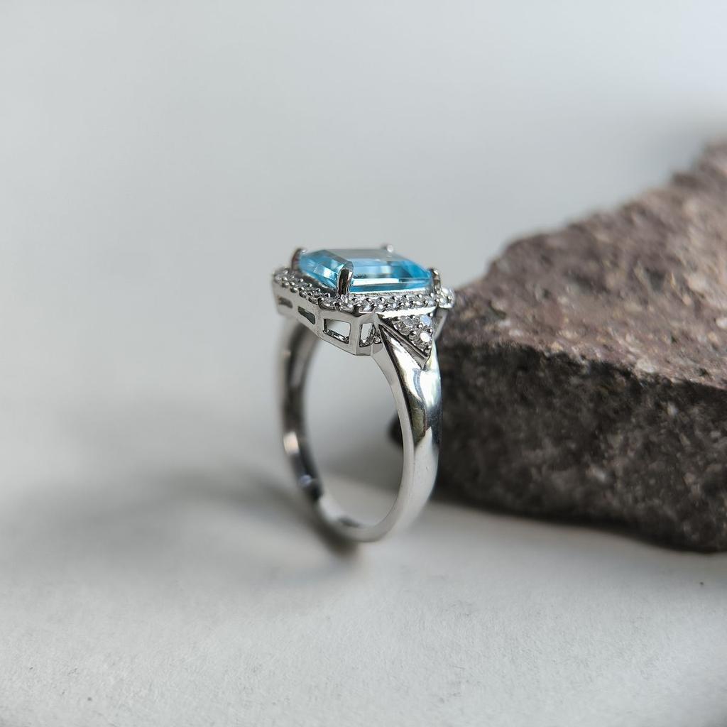 Silver Ring with Natural Topaz 3.232ct, Item Weight 3.82 G (2188315)